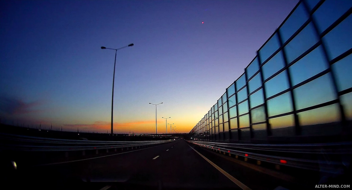 Красивый закат на Крымском мосту
