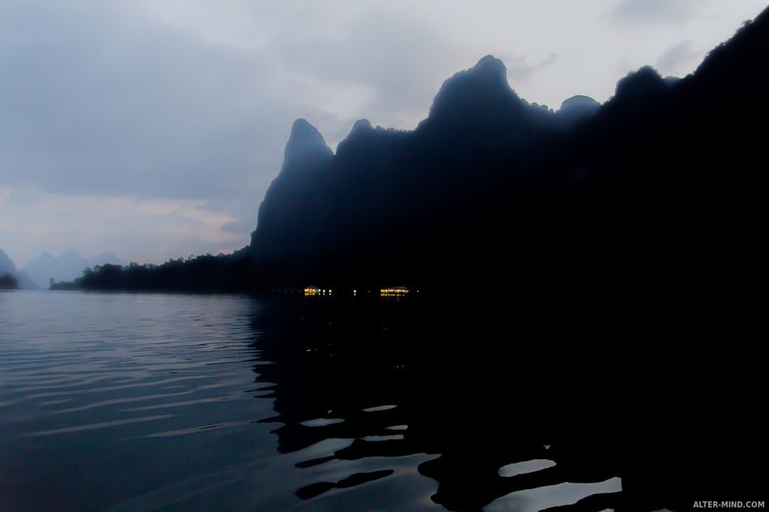 Сумерки после заката на озере Чео Лан