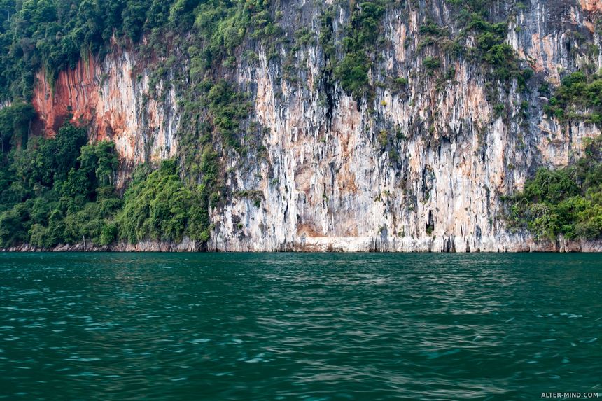 Скалистые берега на озере Чео Лан
