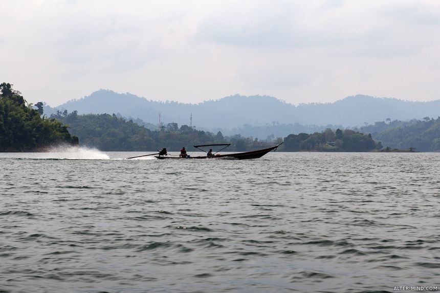 Тайская длиннохвостая лодка на озере Чео Лан