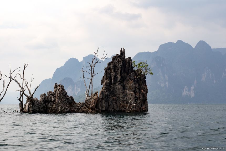 Вершины скал всего лишь островки в озере Чео Лан