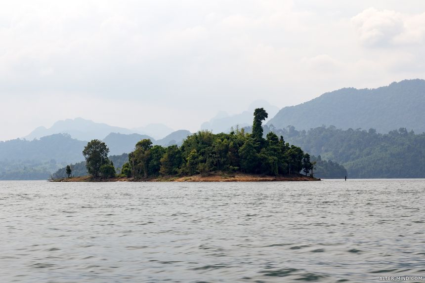 Остров, похожий на курочку на озере Чео Лан